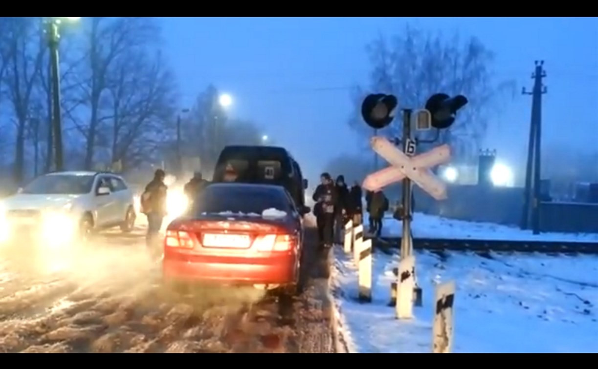 В Донском пассажирам пришлось выталкивать застрявшую маршрутку с железнодорожных путей
