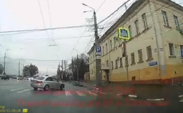 Москвич на Chevrolet Cruze чуть не устроил аварию на ул. Советской: видео