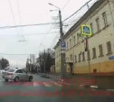 Москвич на Chevrolet Cruze чуть не устроил аварию на ул. Советской: видео