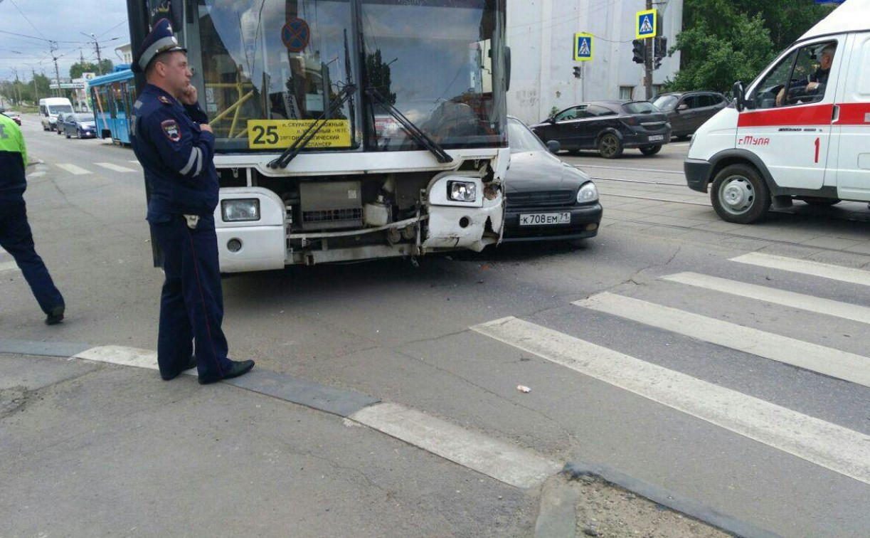 В Туле на Демидовской плотине легковушка врезалась в автобус