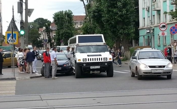 В центре Тулы не разъехались лимузин и легковушка