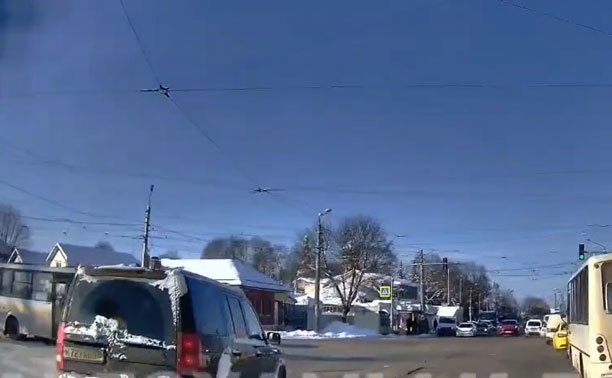 На ул. Оборонной встретили очень спешащий кроссовер