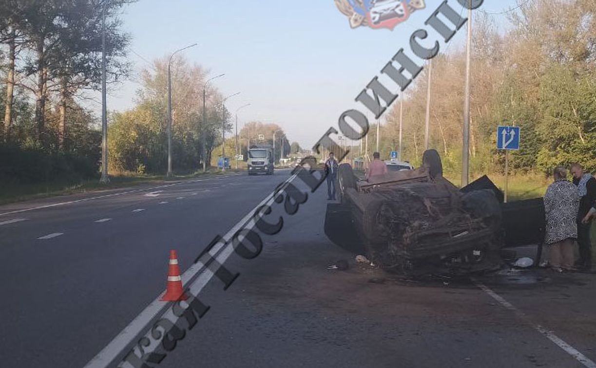 На М-2 «Крым» легковушка врезалась в столб и опрокинулась прямо на дороге