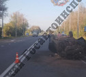 На М-2 «Крым» легковушка врезалась в столб и опрокинулась прямо на дороге