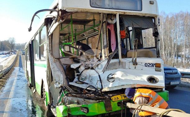 ДТП с автобусом под Тулой: к аварии привели разбросанные на дороге поддоны