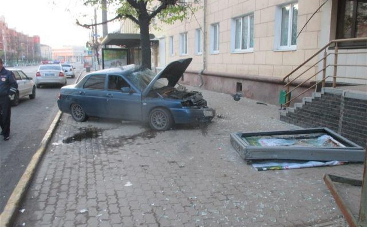 На улице Советской водитель ВАЗ-2110 снёс остановочный павильон