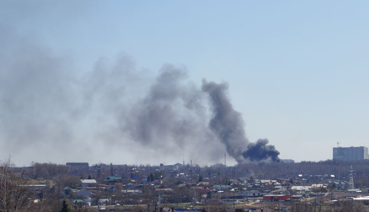 В Туле в Торховском проезде загорелась трава, стройматериалы и покрышки 