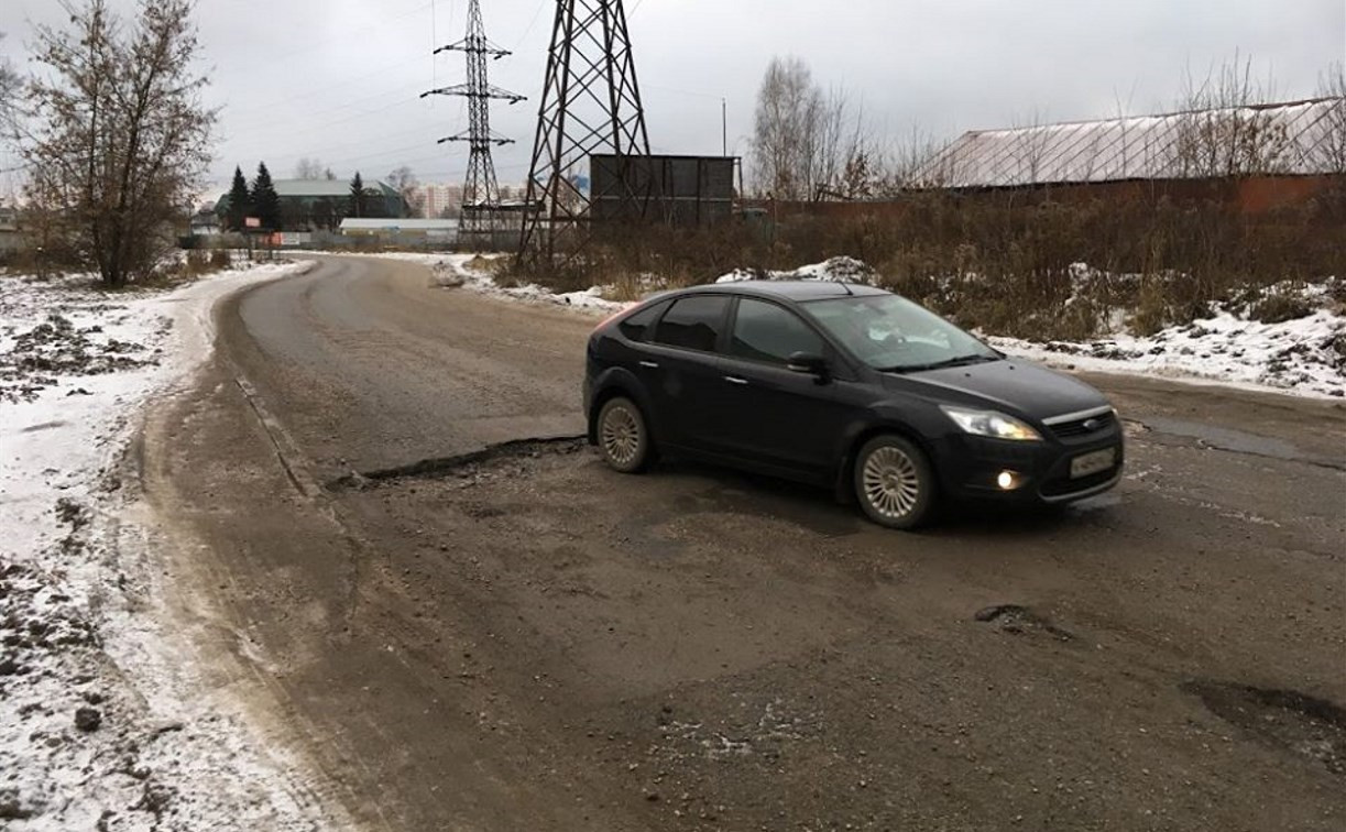 Дорожная яма в Новомедвенском проезде в Туле «выжила» после ремонта