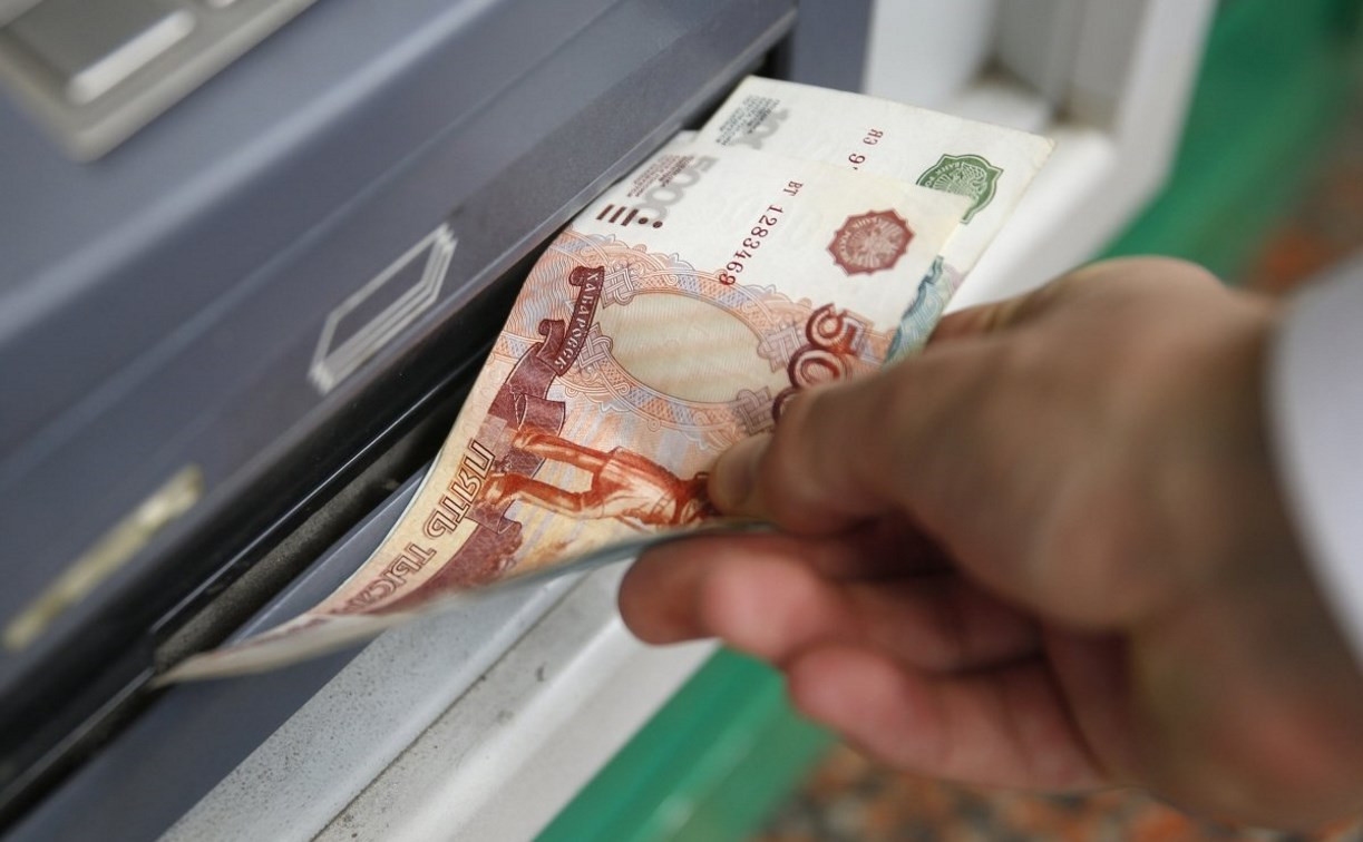 В Донском мужчина лишился 10 тысяч рублей, замешкавшись перед банкоматом