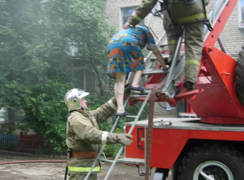 Спасатели эвакуировали тулячку с балкона горящей квартиры