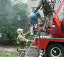 Спасатели эвакуировали тулячку с балкона горящей квартиры