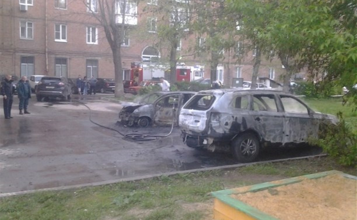 Житель Новомосковска не прошел фейсконтроль в клубе и начал жечь чужие машины