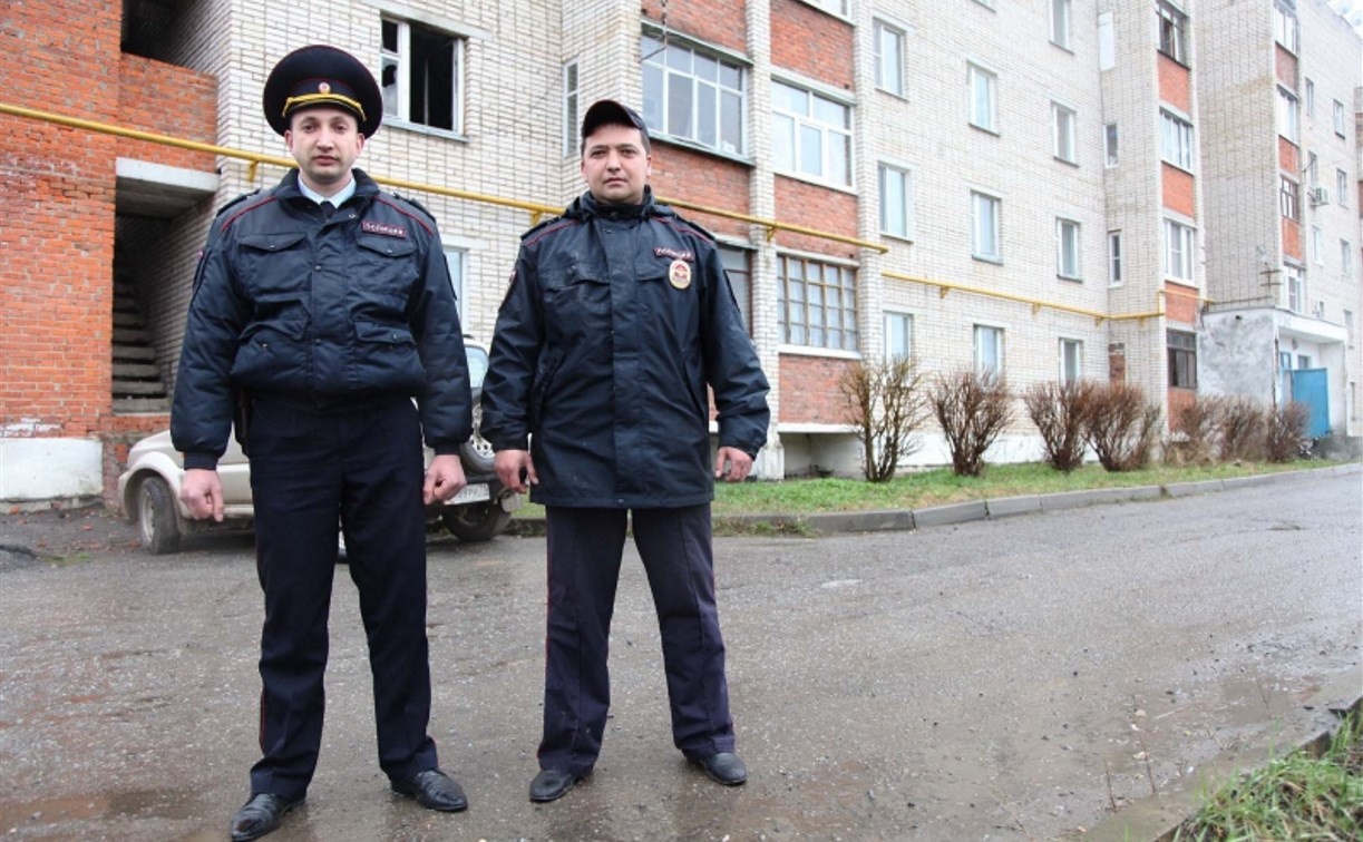 В Заокском полицейские спасли из горящего дома 17 человек