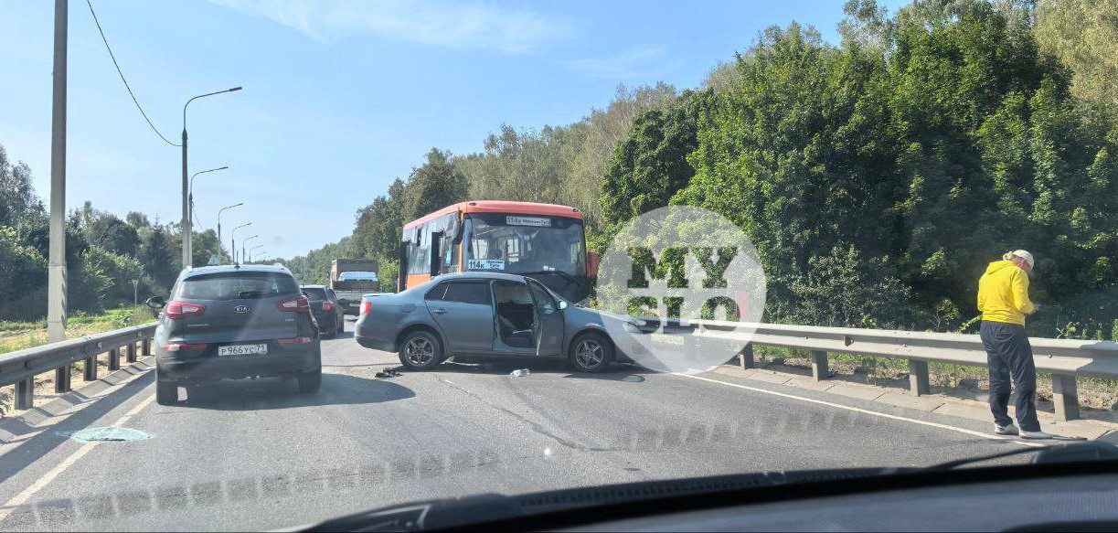 В Щекинском районе столкнулись легковушка и пассажирский автобус