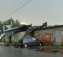 В Узловой штормовой ветер повалил деревья, столбы и сорвал крыши с домов