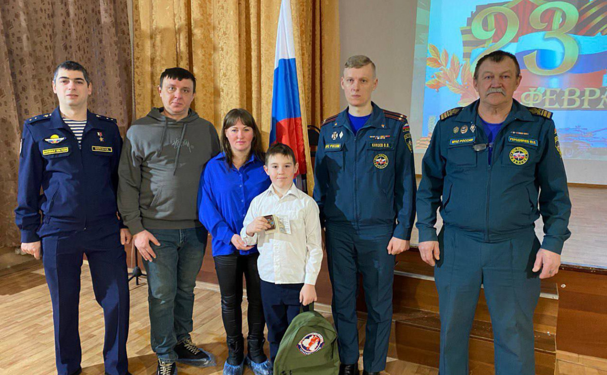 Спасатели наградили новомосковского школьника за спасение тонущего ребенка