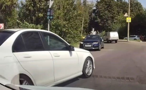 На ул. Рязанской водитель решил не утруждаться соблюдением ПДД