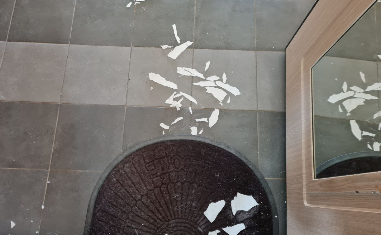 В Туле жители дома на улице Дружбы третий день страдают от падающей штукатурки