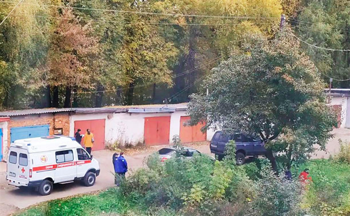 В Узловой на дереве рядом с гаражами нашли труп мужчины