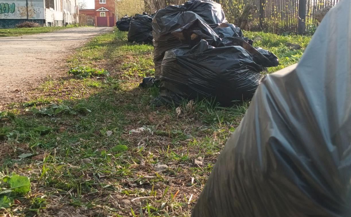 Туляки жалуются на неубранный мусор у школы