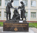 Участники «Бегущего города» испачкали памятник военным врачам и медицинским сестрам