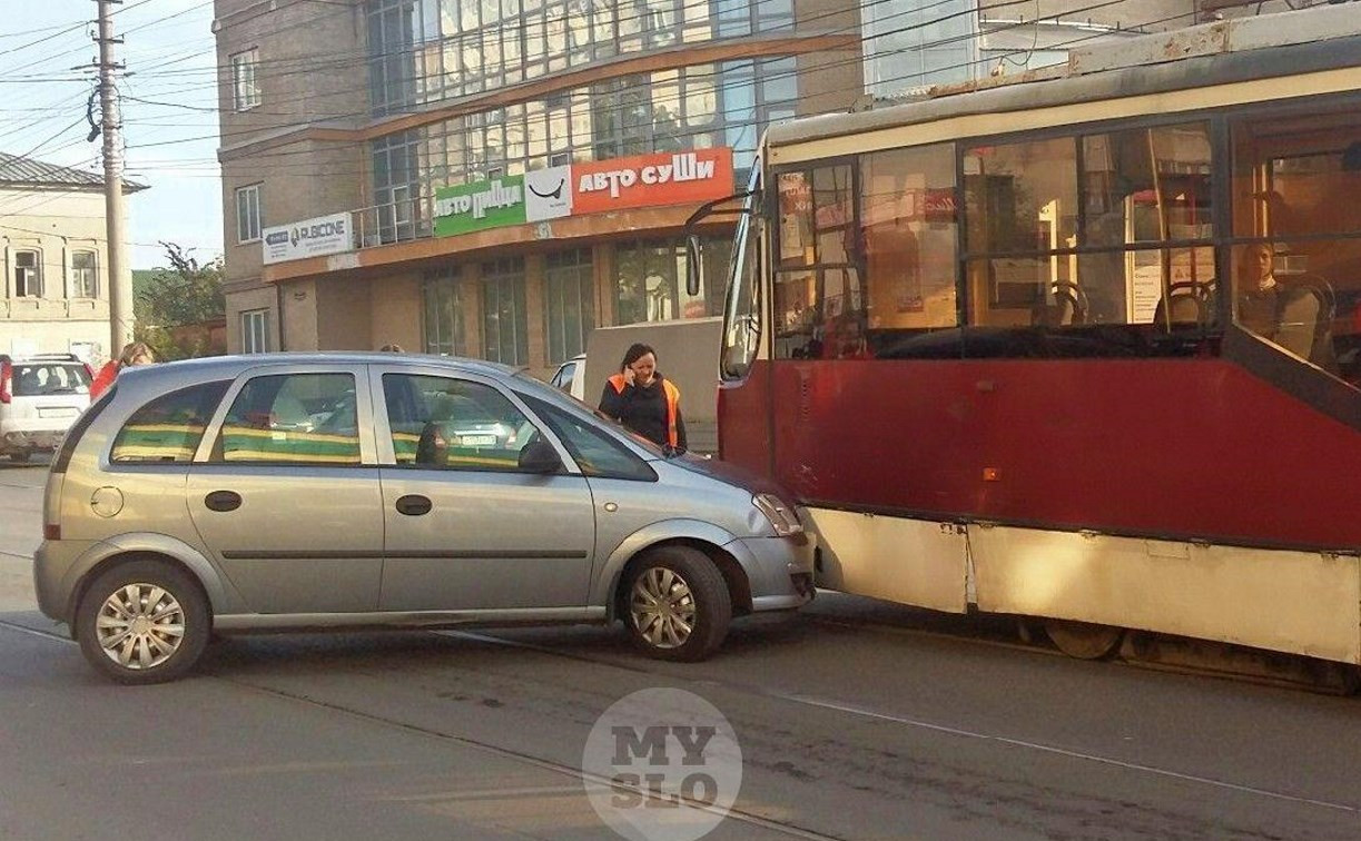 В Туле на ул. Епифанской столкнулись трамвай и легковушка