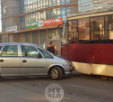 В Туле на ул. Епифанской столкнулись трамвай и легковушка