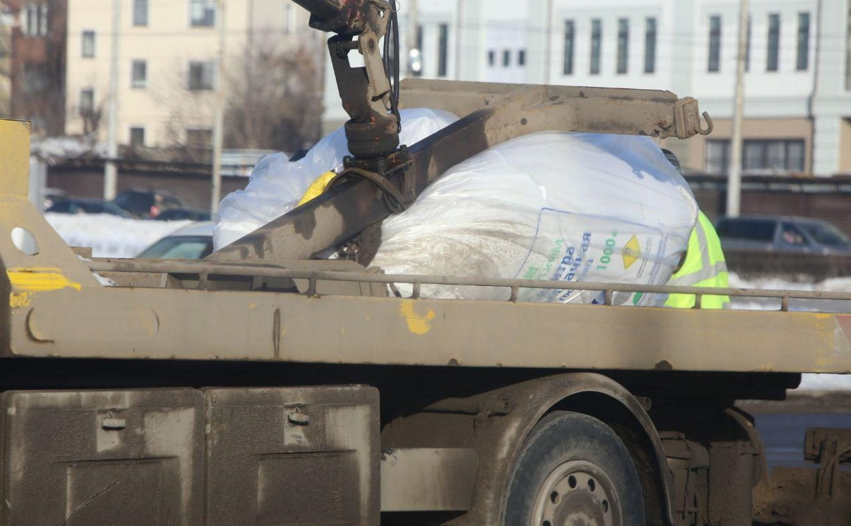 В Туле на Зареченском мосту из грузовика выпал мешок аммиачной селитры