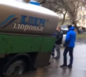 В Туле на улице Кутузова водовоз колесом провалился в люк