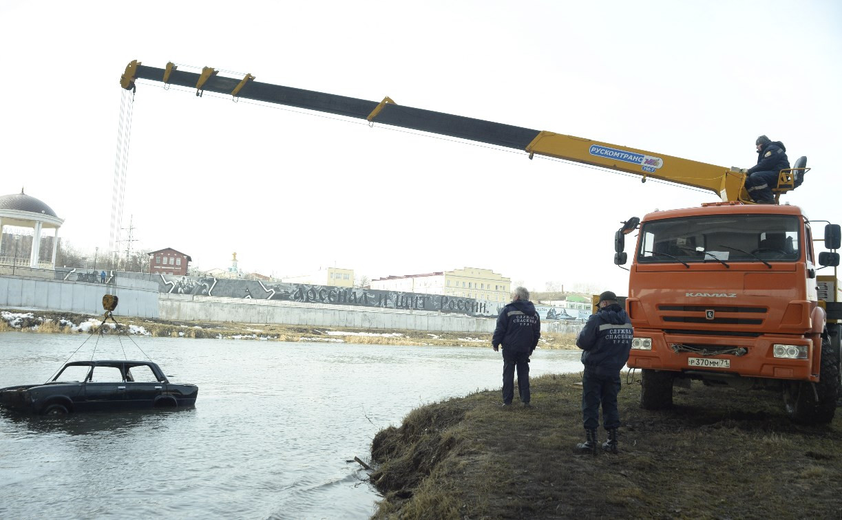 В Туле спасатели достали из реки «утонувшую» машину