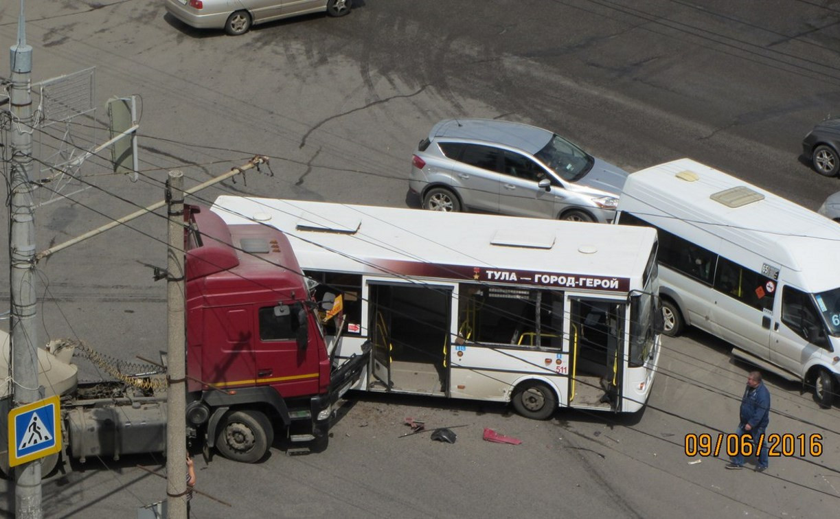 На улице Ложевой столкнулись автобус и грузовик МАЗ