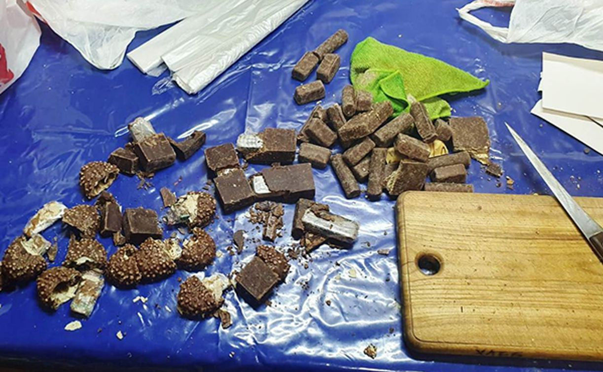 15-летняя девушка пыталась передать в следственный изолятор Тулы мобильники в шоколадных конфетах