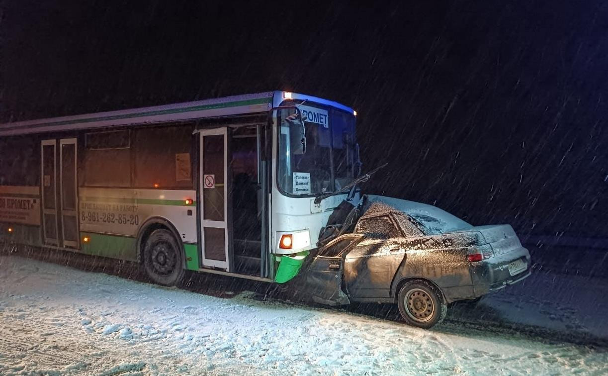 Опубликованы фото последствий лобового ДТП с автобусом и легковушкой под Узловой