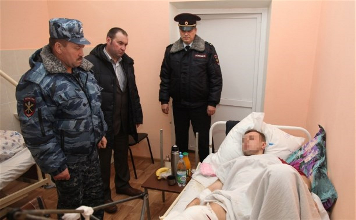 Глава тульской полиции Сергей Галкин навестил раненного в Каменском районе полицейского 