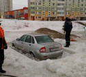 В Туле спасатели «выпилили» вмерзшую в лед машину