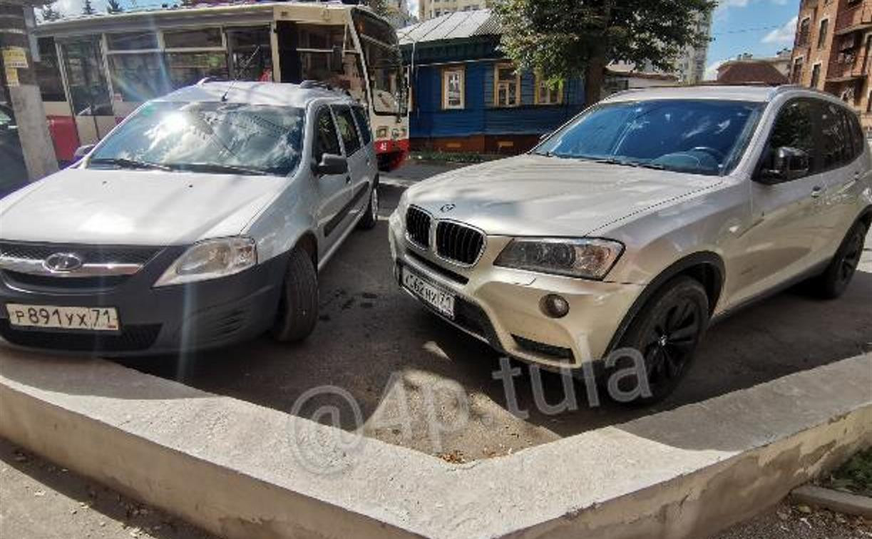 В Туле Госавтоинспекция оштрафовала автохама на BMW, перекрывшего трамвайные пути