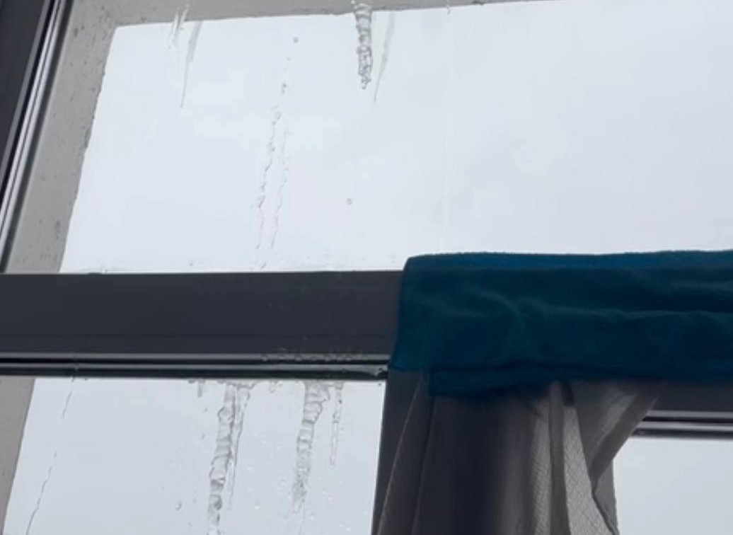 Туляки жалуются: крыша дома на Красноармейском проспекте протекает, а УК бездействует