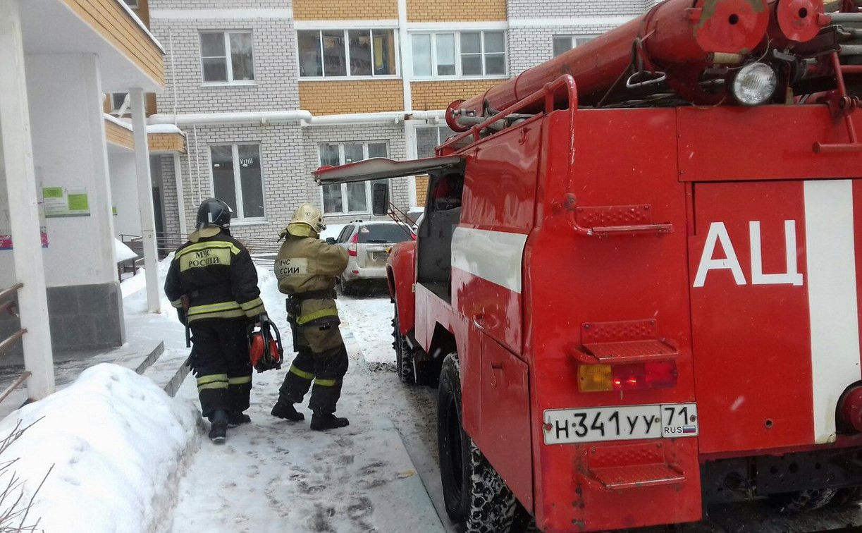 В Туле на улице Пузакова в жилом доме произошел пожар