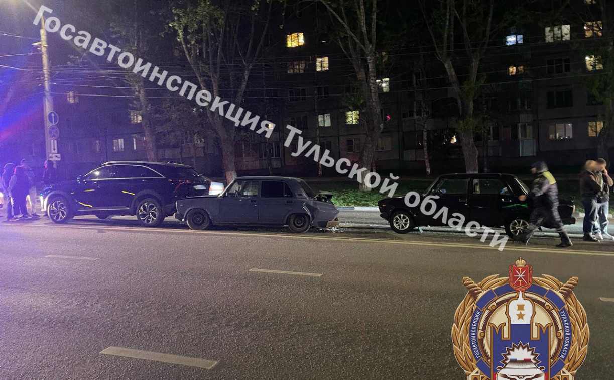 В Туле на Октябрьской 18-летний парень за рулем ВАЗа устроил двойное ДТП