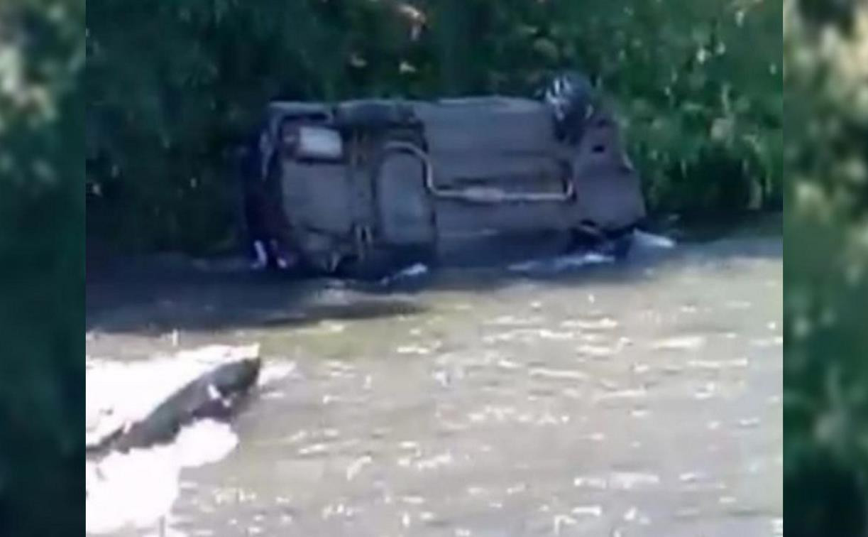 В Тульской области машина рухнула в реку с обрыва: водитель пытался ее остановить и сломал ноги