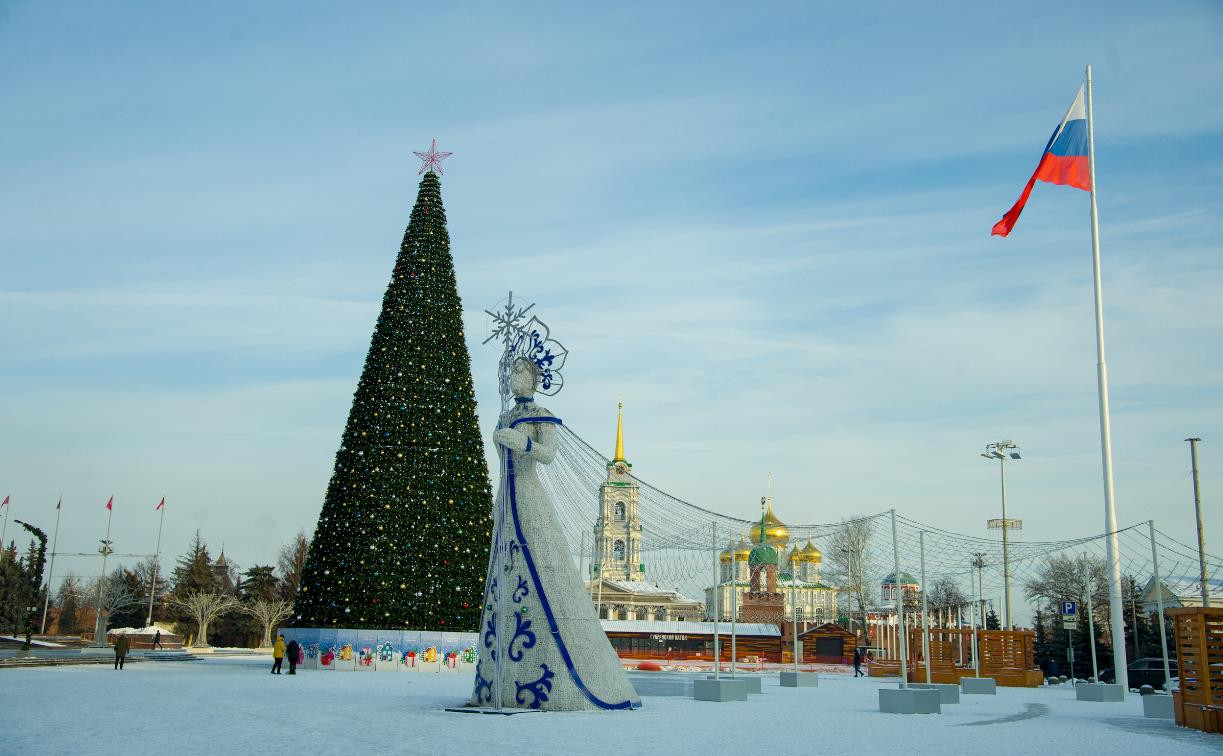На площади Ленина установили 30-метровую ёлку