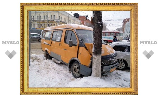 В Туле столкнулись маршрутка и иномарка