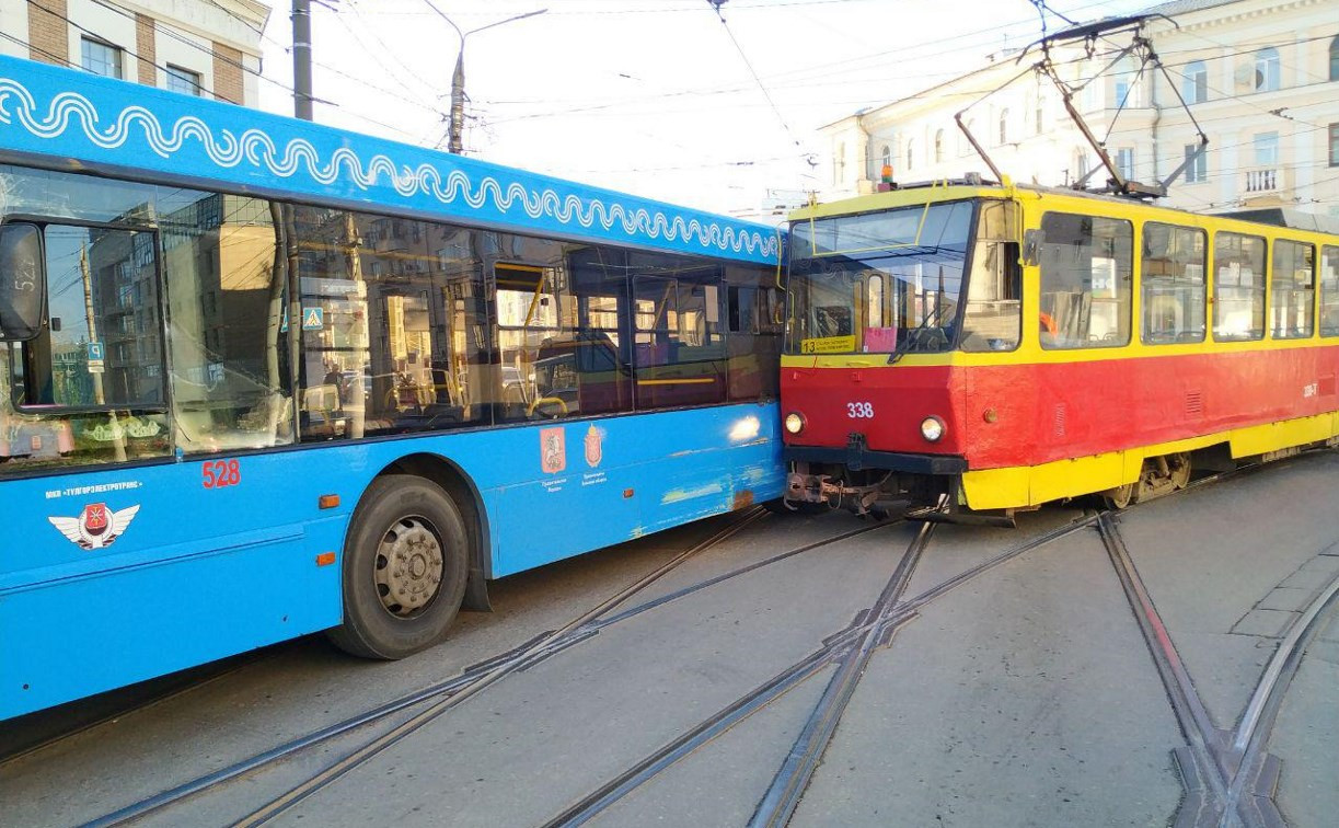 На улице Советской в Туле столкнулись автобус и трамвай