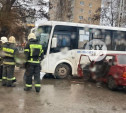 На ул. Оборонной в Туле легковушка влетела в автобус