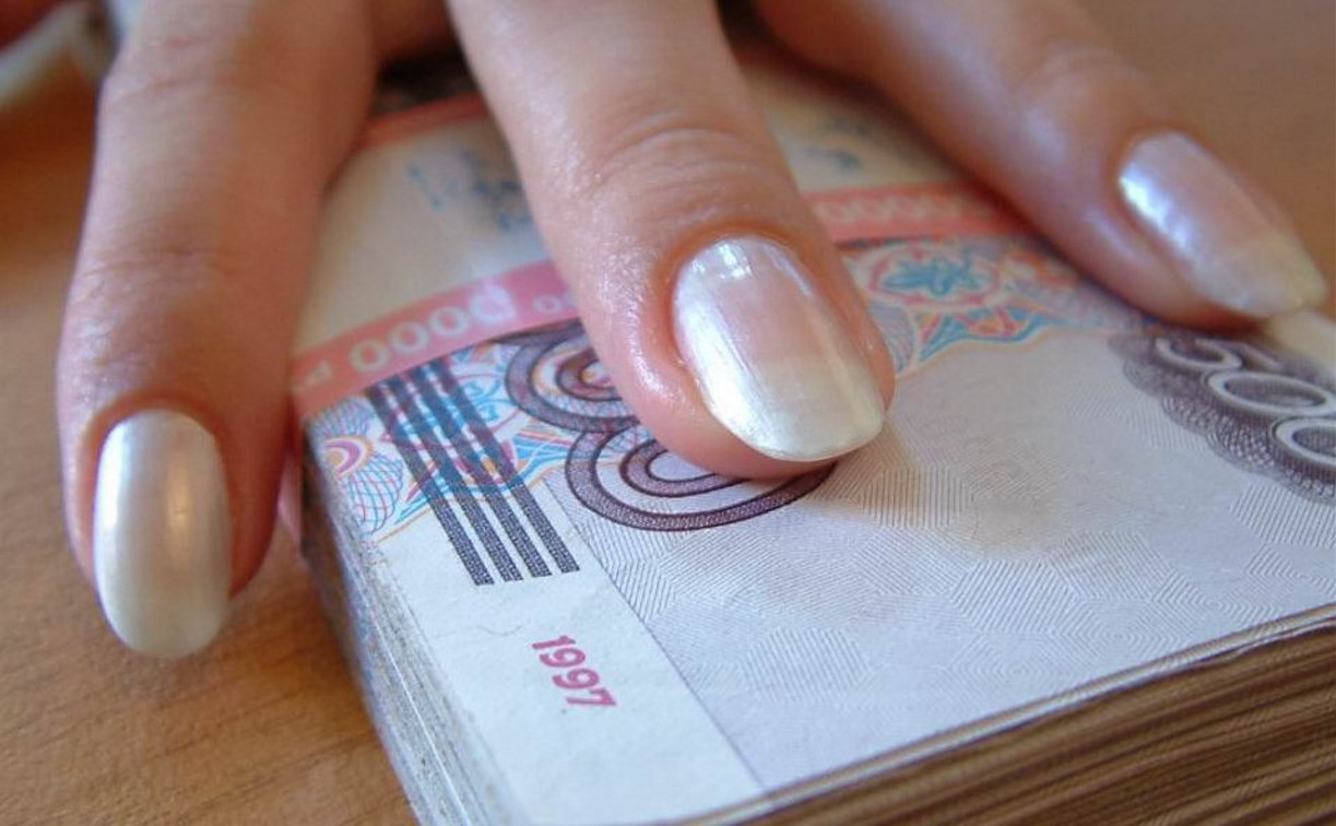 В Щекино управляющая магазином незаконно присвоила 76 тысяч рублей
