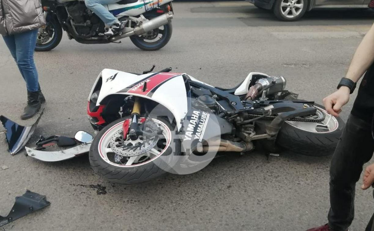 В Туле на проспекте Ленина в ДТП пострадал мотоциклист