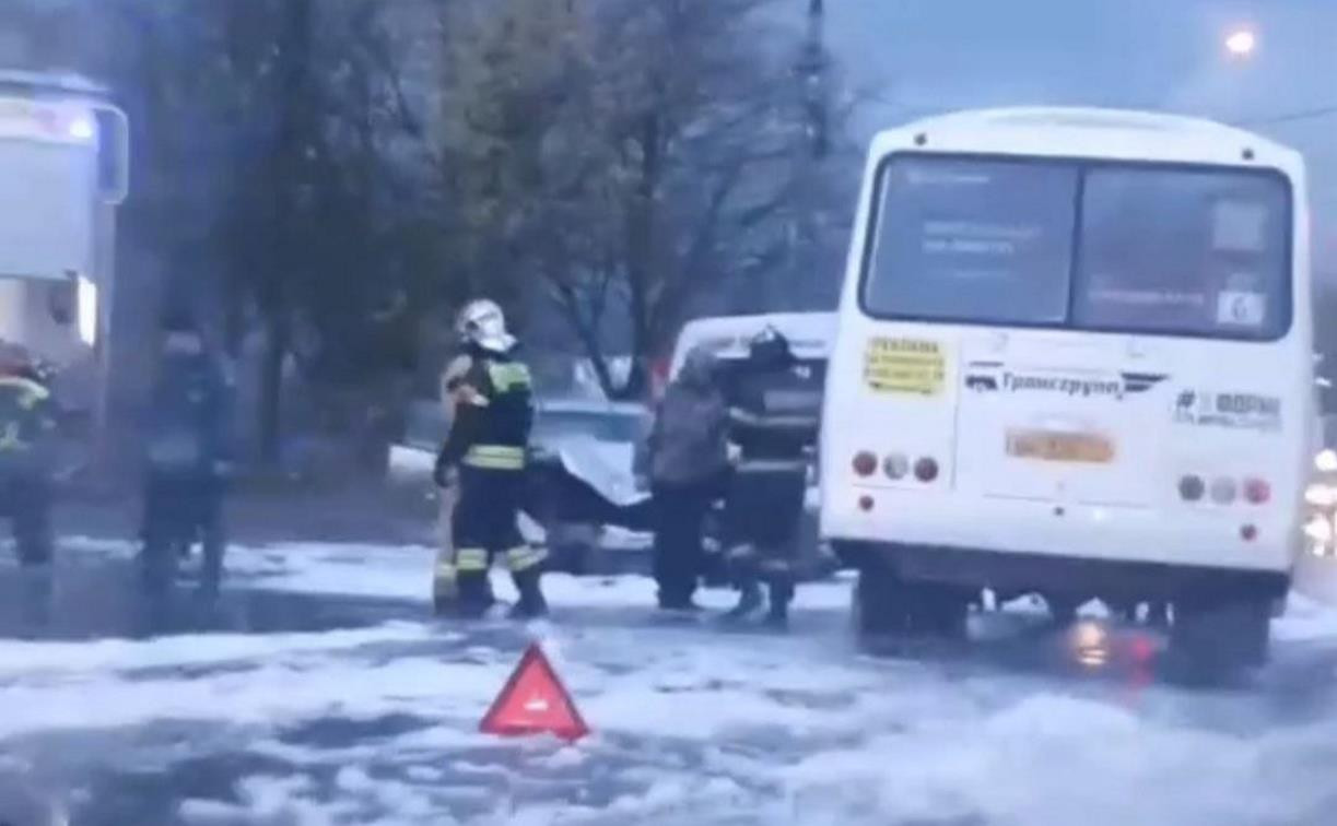 В Тульской области в ДТП с автобусом пострадал молодой человек
