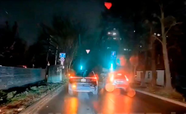 В Туле водитель включил аварийку и поехал на красный