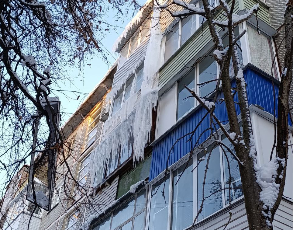 Пятиэтажка на проспекте Ленина заросла сосульками