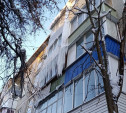 Пятиэтажка на проспекте Ленина заросла сосульками